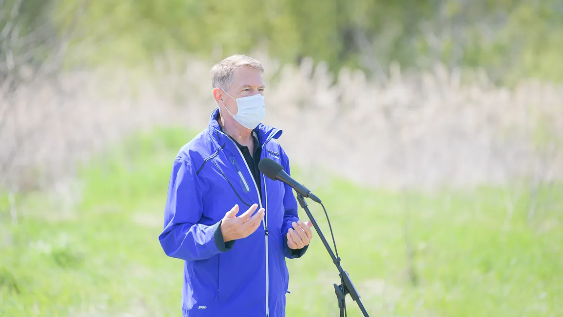 Cât costă geaca purtată de Klaus Iohannis în vizita din Parcul Văcăreşti. Unii pensionari drămuiesc aceşti bani o lună