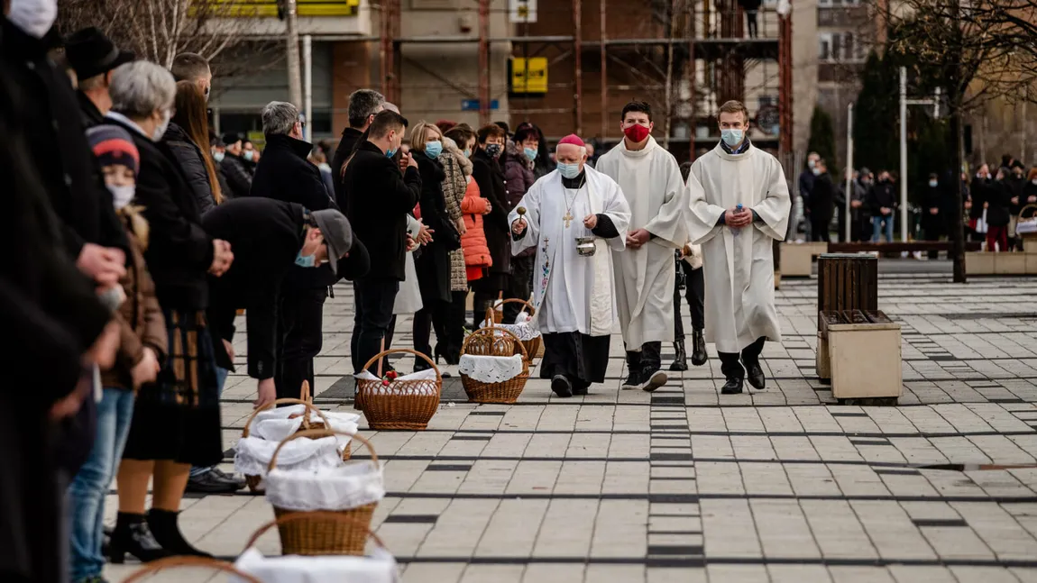 Ceremonie impresionantă de Paştele catolic. 3500 de oameni au participat la sfinţirea bucatelor, respectând măsurile de restricţie