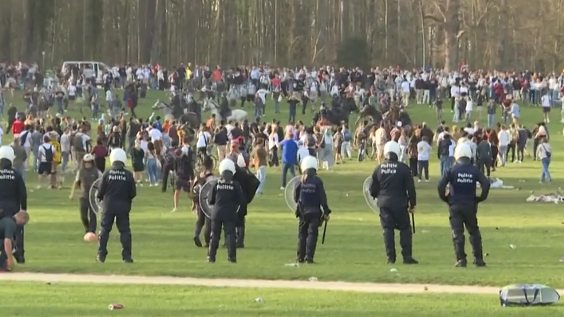 Păcăleală de 1 aprilie în Belgia. 2.000 de oameni s-au confruntat cu poliţişti, după ce s-au adunat la un concert anunţat în glumă pe Internet
