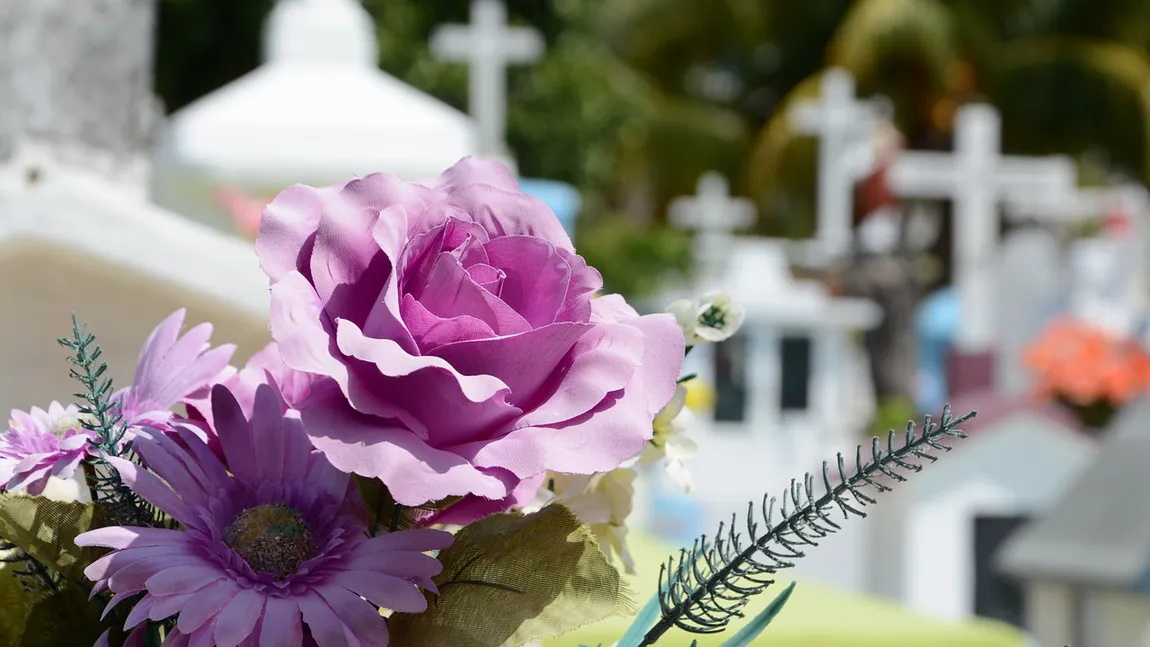 Noi reguli în cimitire. Coroanele din plastic sau cu sârmă vor fi interzise