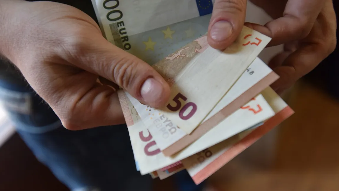 Un bărbat din Iaşi a comandat de pe Internet bancnote euro false şi a încercat să le vândă la o casă de schimb
