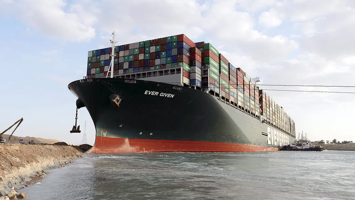 Nava Ever Given se află încă în Canalul Suez, la trei săptămâni după ce a fost deblocată. Se are în vedere descărcarea celor 18.000 de containere