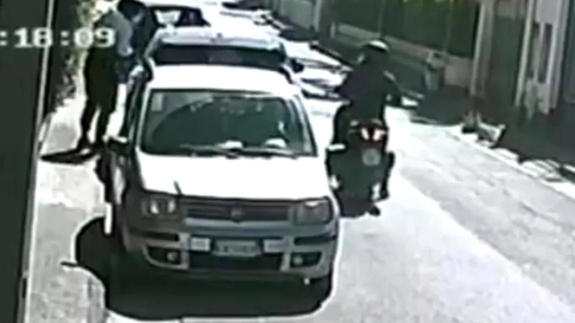 Doi hoţi au furat o maşină de peste 40.000 de euro în 30 de secunde VIDEO
