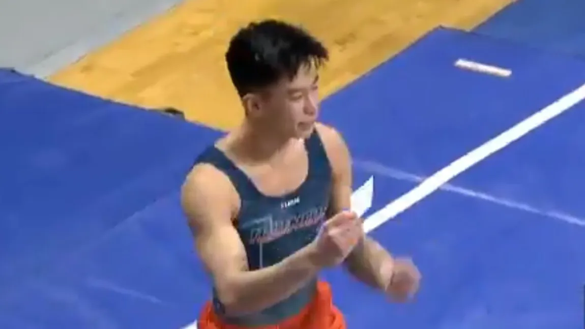 Gestul viral al unui gimnast american. Şi-a scos certificatul de vaccinare după o săritură perfectă