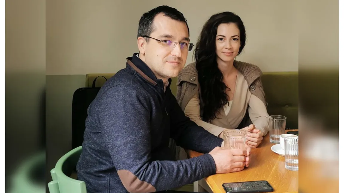 VIDEO! Laura, iubita lui Vlad Voiculescu, a venit la Ministerul Sănătăţii să-l consoleze şi să-i fie alături în ziua demiterii!