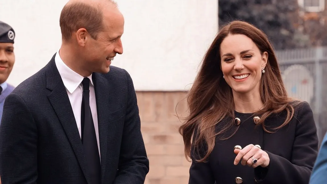 Kate Middleton a împrumutat cerceii Reginei Elisabeta a II-a în ultima sa vizită oficială. Imagini cu Ducesa în simulator VIDEO