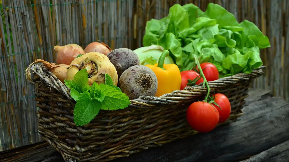 Un nutriţionist cunoscut spune secretul alimentelor vindecătoare: ”Am văzut mii de pacienți care s-au vindecat de boli cronice, au slăbit fără efort când au consumat anumite fructe și legume”
