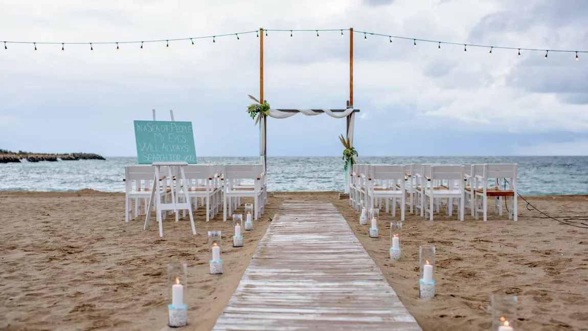 Nuntă în pandemie. Tot mai mulţi români se căsătoresc pe plajă, în vacanţele exotice