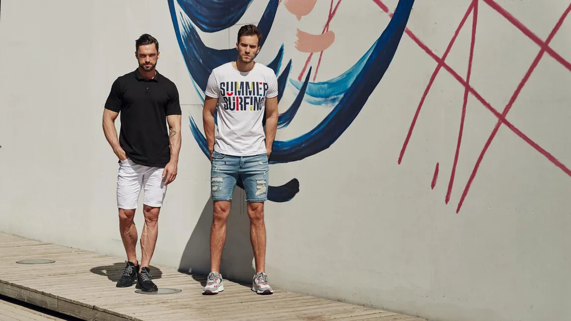 Combină un tricou bărbătesc cu pantaloni kaki!