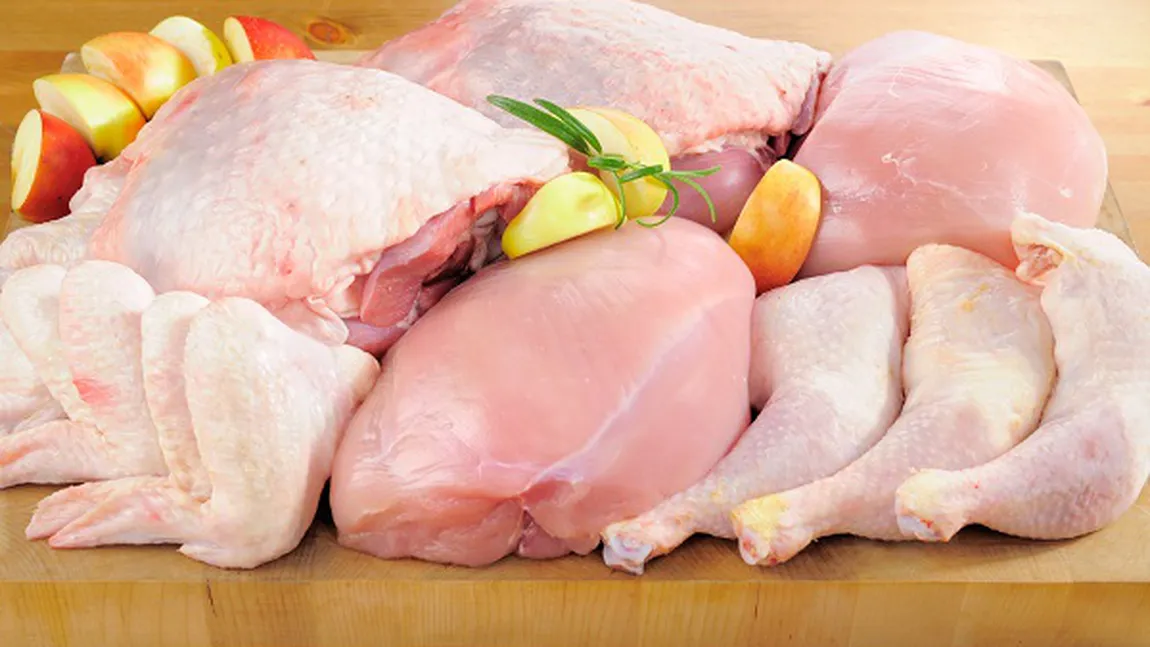 Zece producători de carne de pasăre și patronatul din industrie ar fi limitat voit oferta pentru a crește artificial prețurile