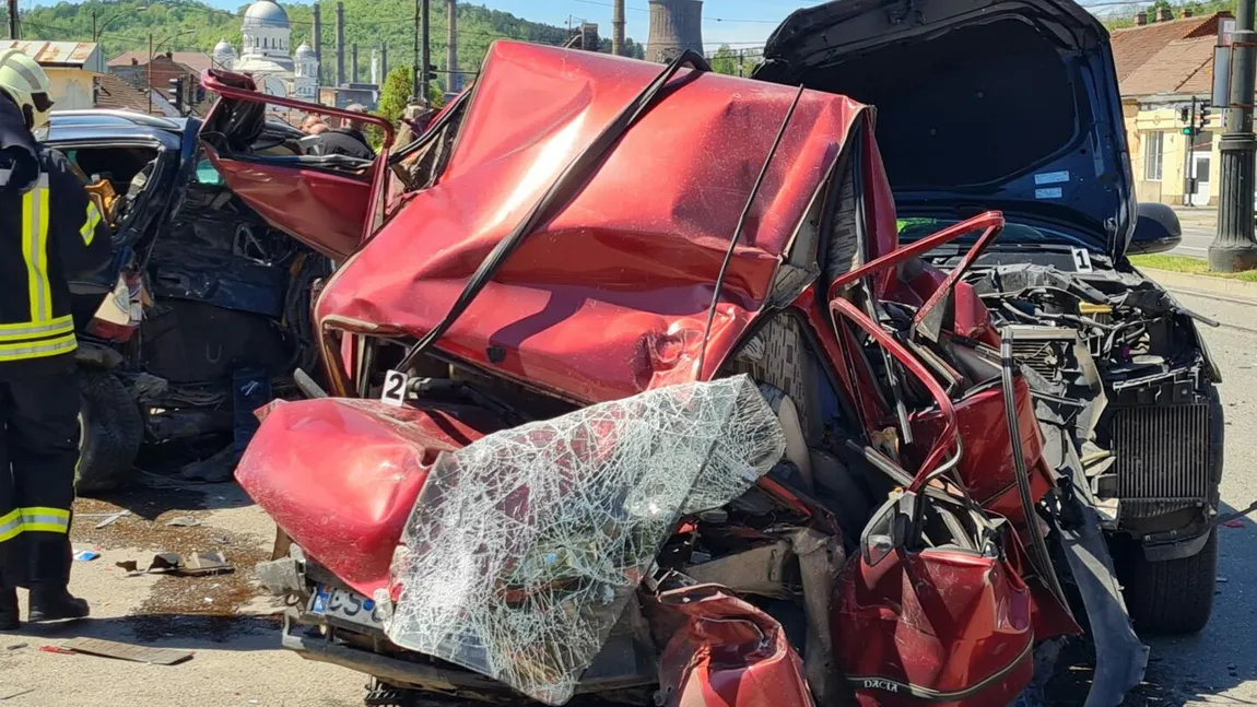 VIDEO/ Accident TERIBIL în Reșița. Un Audi Q7 a făcut praf o Dacia 1300. Patru mașini implicate, toate cu daună totală