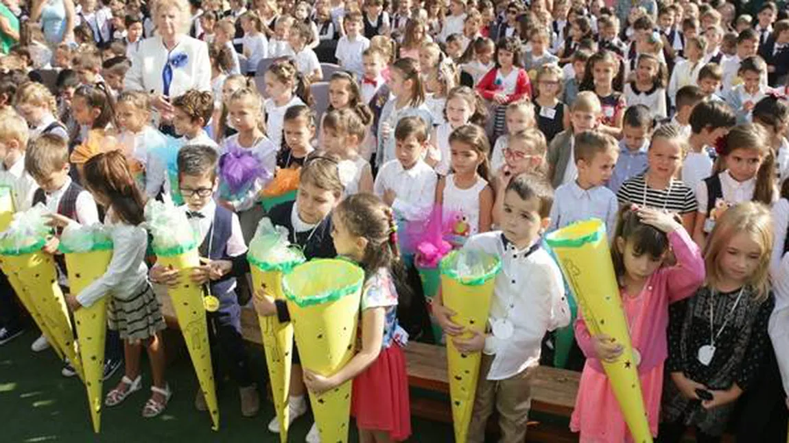 Părinţii elevilor pot participa la festivităţile de sfârşit de an şcolar în spaţii deschise. Ce condiţii a pus Guvernul
