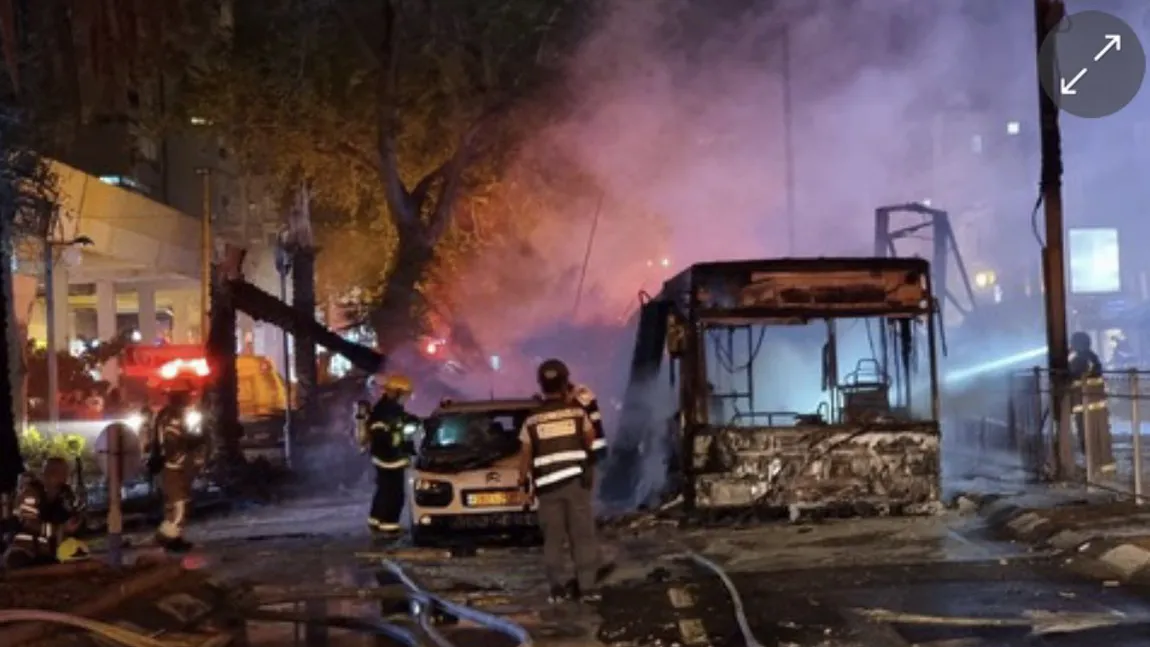 Război în Israel, Hamas a lansat sute de rachete spre Tel Aviv, una dintre ele a lovit un autobuz. Momentul exploziei a fost captat de camere VIDEO