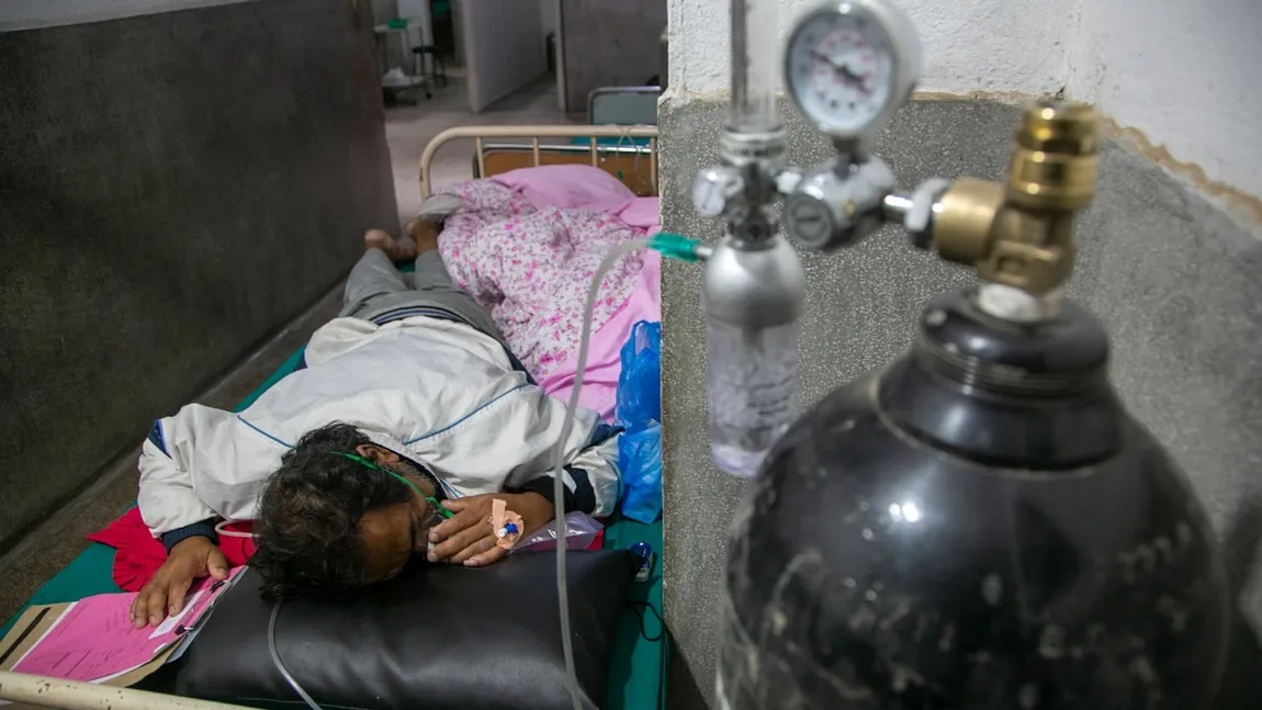 Pandemia face ravagii în Nepal. Buteliile oxigen se golesc mai repede decât pot fi umplute