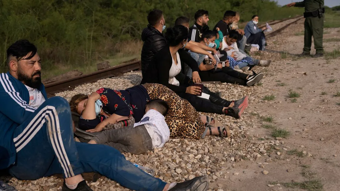 Migranţii români au luat cu asalt frontiera dintre Mexic şi SUA. Traversează Rio Grande pe plute, peste 2.000 au fost arestaţi în ultimele luni