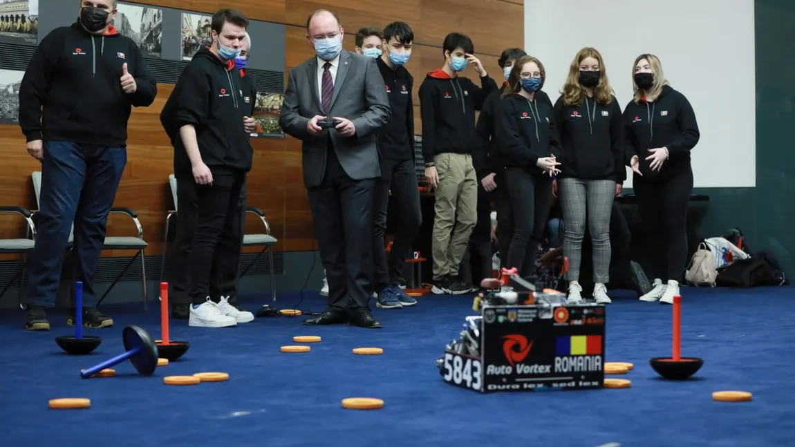 Elevii români din echipa de robotică AutoVortex au luat numai aur la Campionatul Internaţional din Rusia