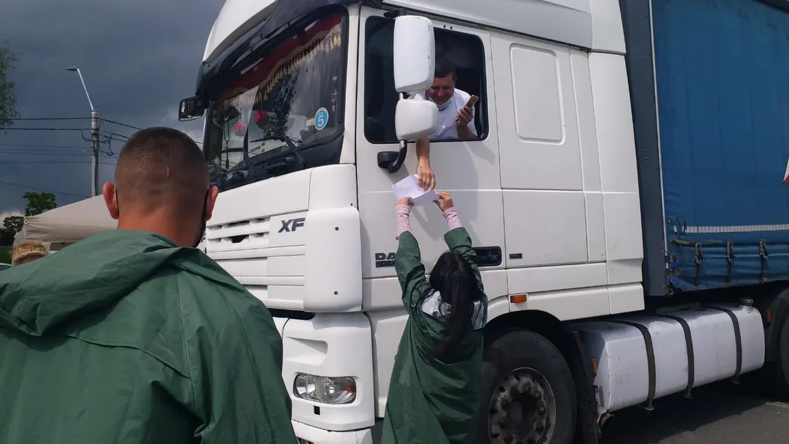 Un şofer din Alba s-a dus cu TIR-ul să se vaccineze anti-COVID la drive thru