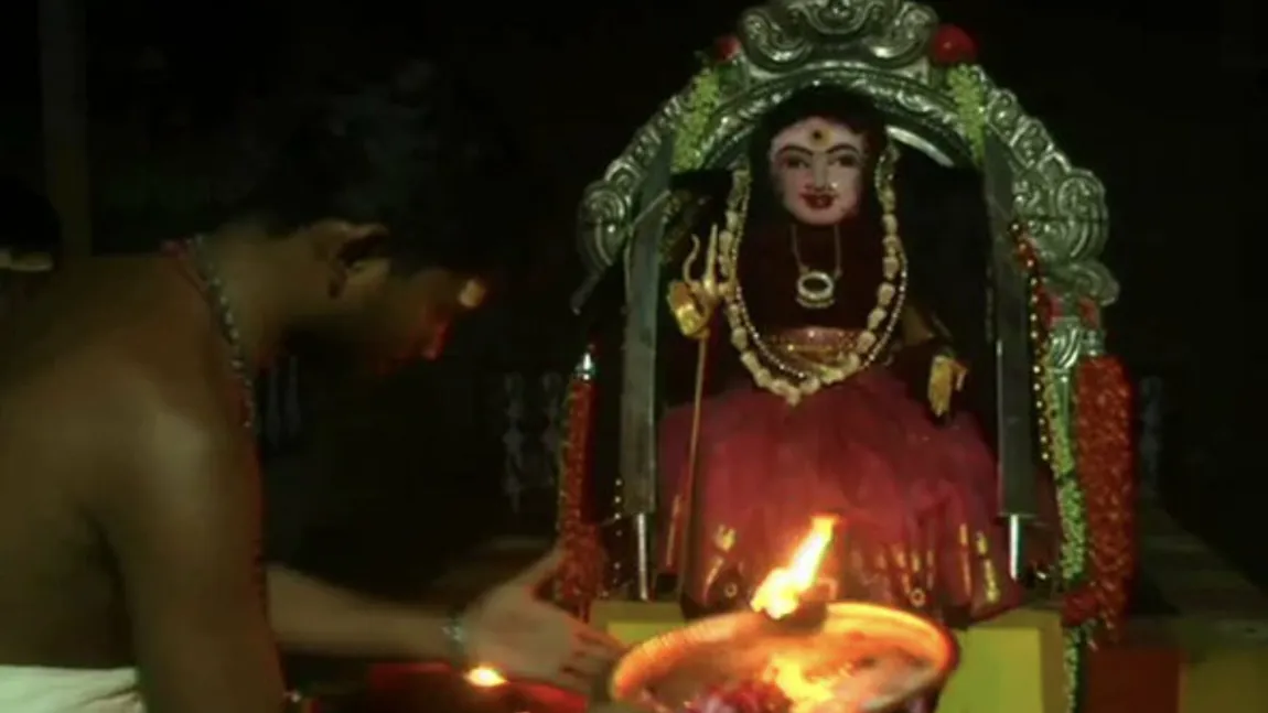 Templu dedicat Zeiţei Covid în India. Brahmanii îi aduc ofrande Coronei Devi VIDEO