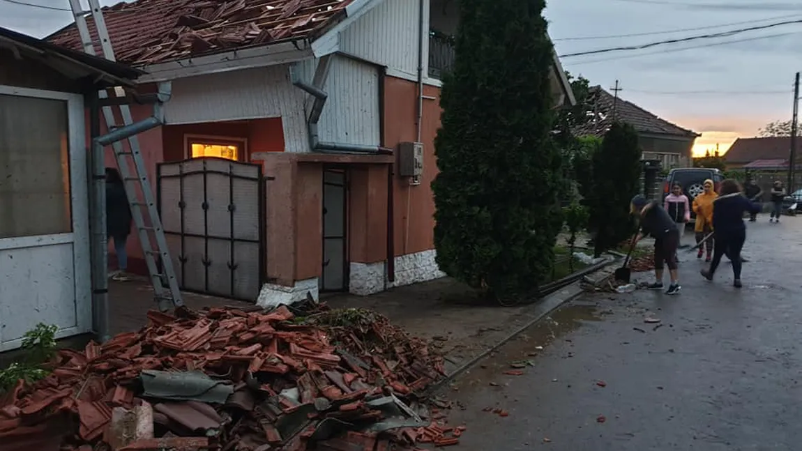 Tornadă în Bihor. Zeci de case au rămas fără acoperişuri. FOTO şi VIDEO