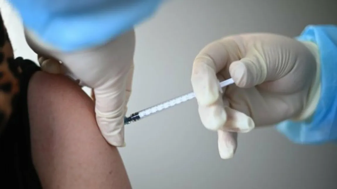O tânără a primit din greşeală ŞASE doze de vaccin Pfizer