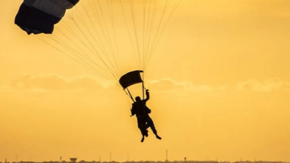 Copil de 16 ani, în stare gravă la spital, după un salt cu parașuta. A sărit de la 1200 de metri, iar parașuta nu s-a deschis la timp