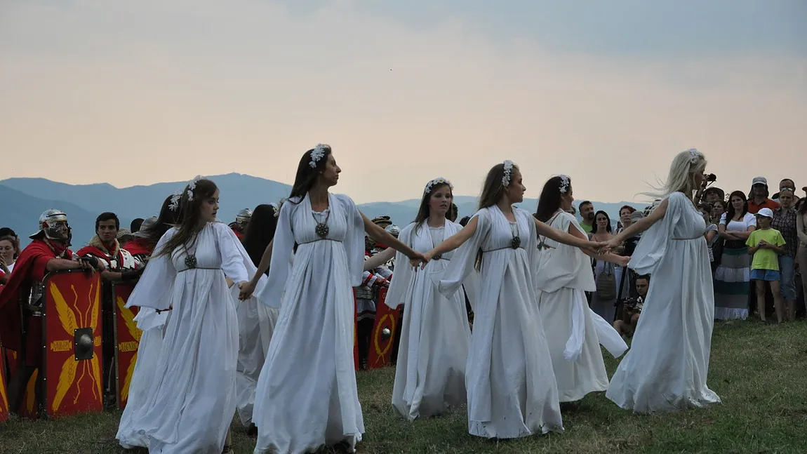Sânziene 2021. Tradiţii şi obiceiuri. Când trebuie să pui busuioc sub pernă ca să îţi visezi ursitul