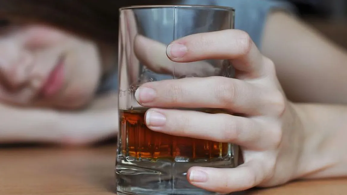 Caz șocant la o școală din Ilfov. Elevă de 15 ani, închisă în sala de sport după ce a băut până aproape de comă alcoolică. Poze indecente cu ea, distribuite de colegi