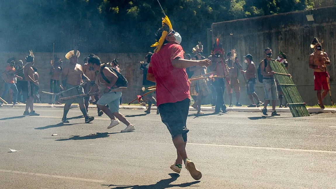 Poliţişti brazilieni alungaţi cu săgeţi de protestatari indigeni. Mai mulţi răniţi în urma confruntărilor violente
