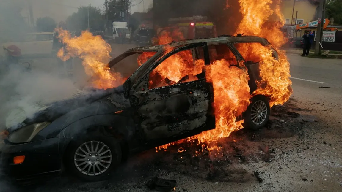 O nouă maşină incendiată în România. Cadavrul unei femei a fost scos de pompieri din caroseria fumegândă