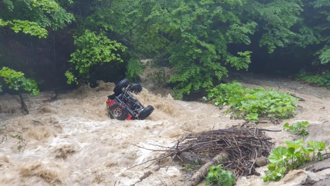 Primele imagini de la accidentul din apele Oituzului. Campion național, mort în timpul competiției off-road