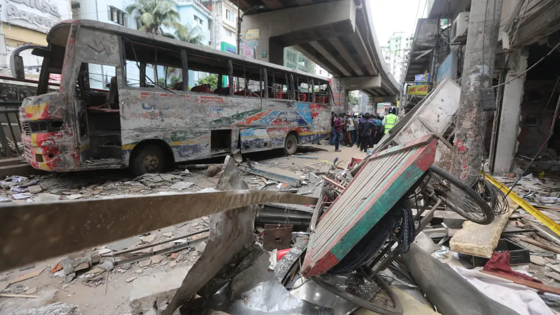 Explozie devastatoare, şapte oameni au murit pe loc. Suflul deflagraţiei a spulberat şi patru autobuze