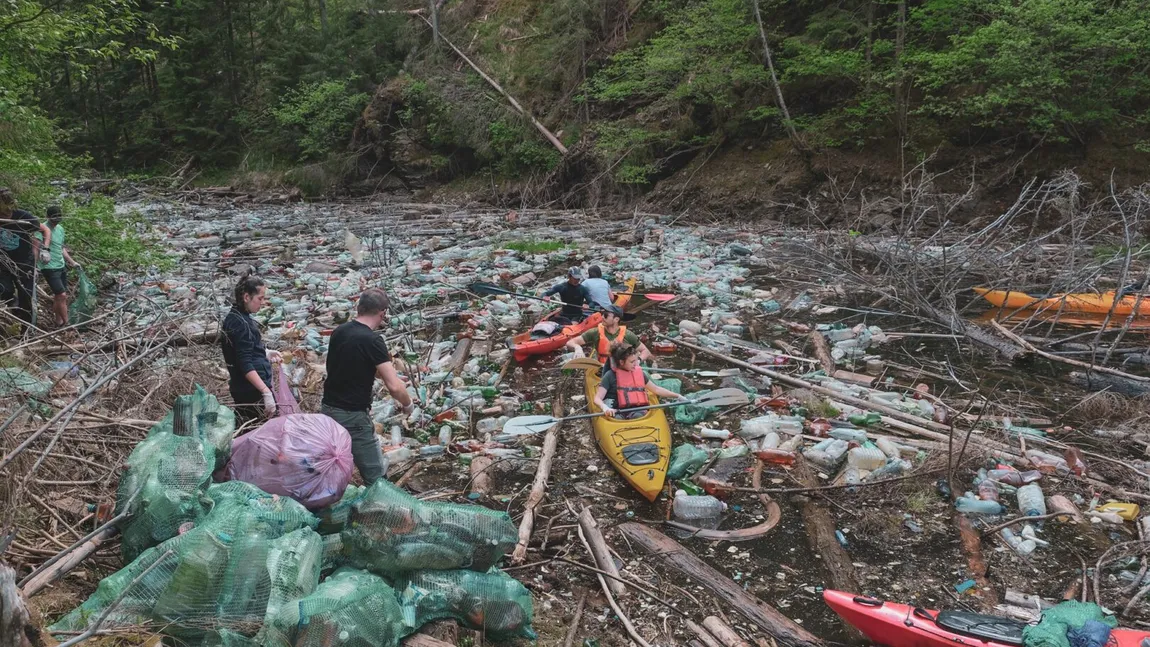 Colţ de rai, sufocat de gunoaie. Unul dintre cele mai frumoase lacuri din Apuseni a fost transformat într-o mare de PET-uri. Imagini revoltătoare FOTO