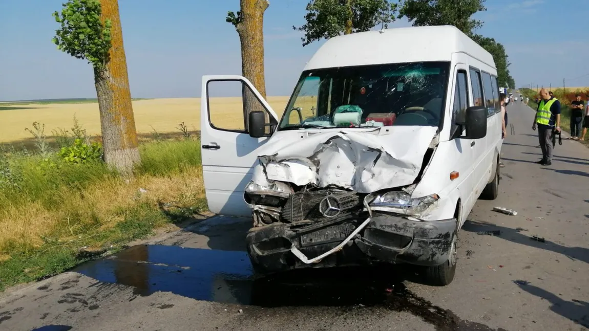 Accident grav cu microbuz şcolar în Dâmboviţa: doi morţi şi nouă răniţi VIDEO