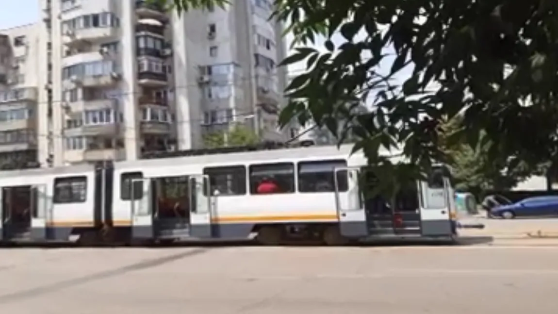 IMAGINI ŞOCANTE. Călător rănit în tramvai în Bucureşti după ce şina de rulare s-a rupt şi a străpuns podeaua
