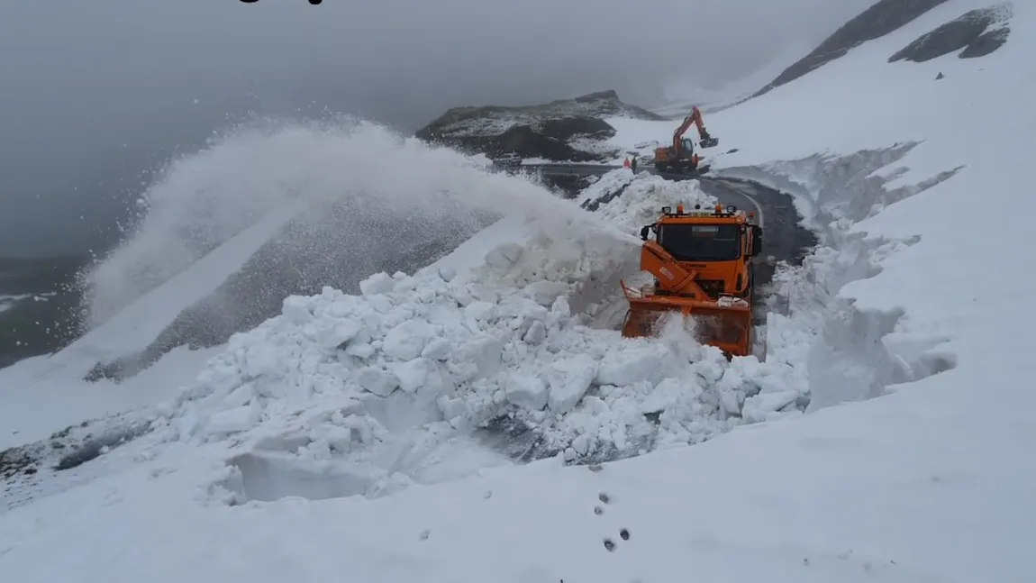 Continuă deszăpezirea pe DN 7C - Transfăgărăşan
