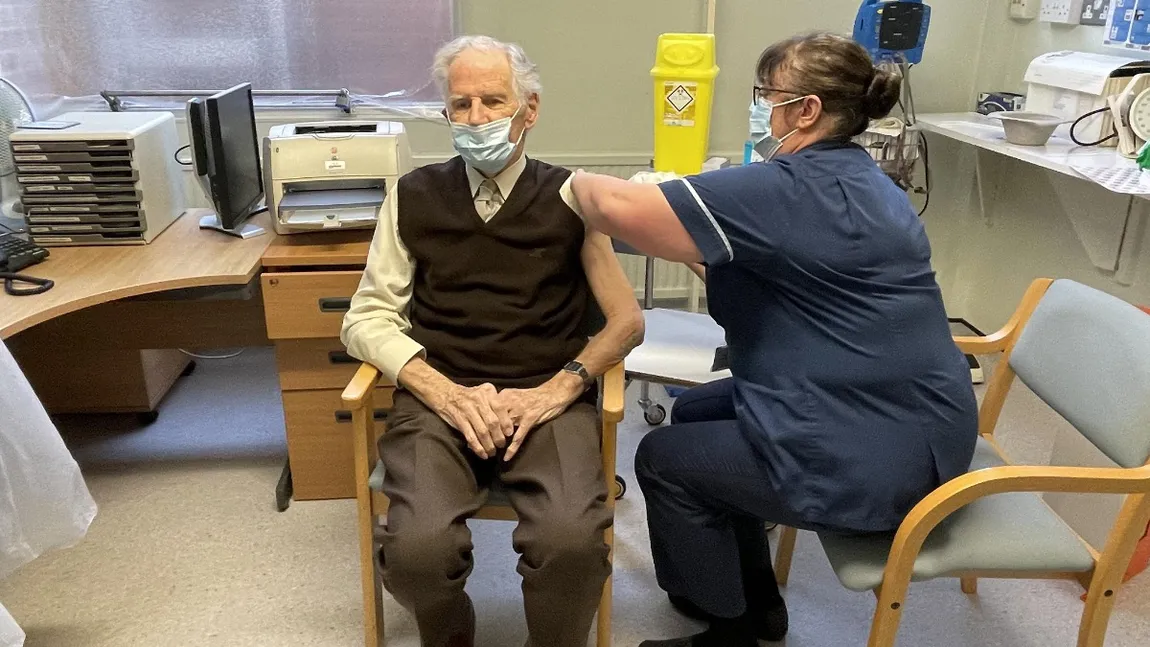 Bărbat de 80 de ani vaccinat de patru ori împotriva coronavirusului: „M-am gândit că va fi mai eficient, mai multe doze însemnând mai mulţi anticorpi”