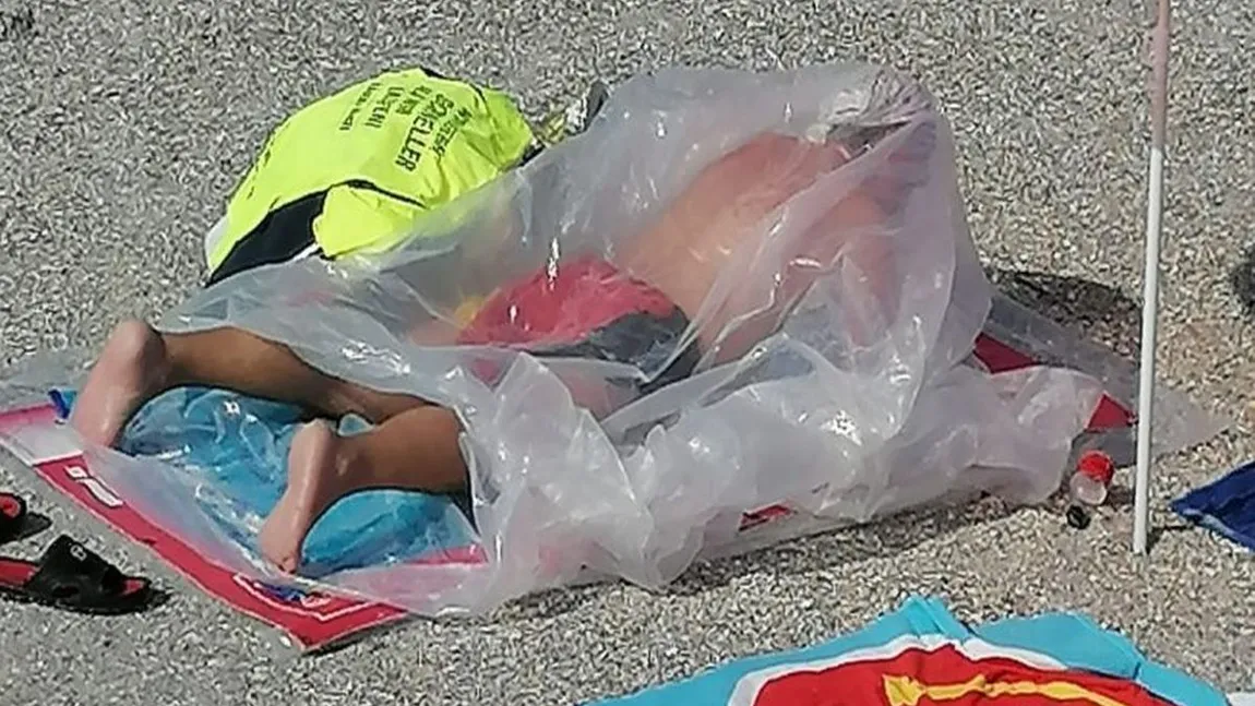 Un bărbat a făcut senzaţie pe o plajă din Eforie Nord. Omul se bronza într-un sac de celofan şi a atras toate privirile. Imaginile cu el au devenit virale