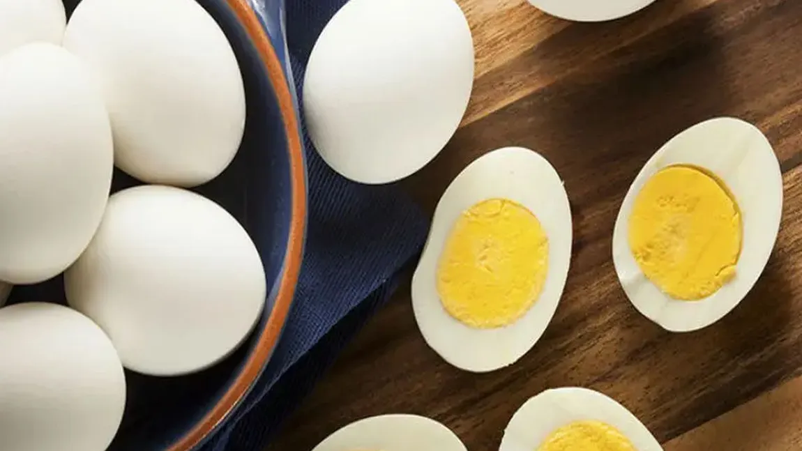 Motivul pentru care bucătăresele cu experiență nu varsă apa de la ouă în chiuvetă! Trebuie să ştii şi tu acest truc