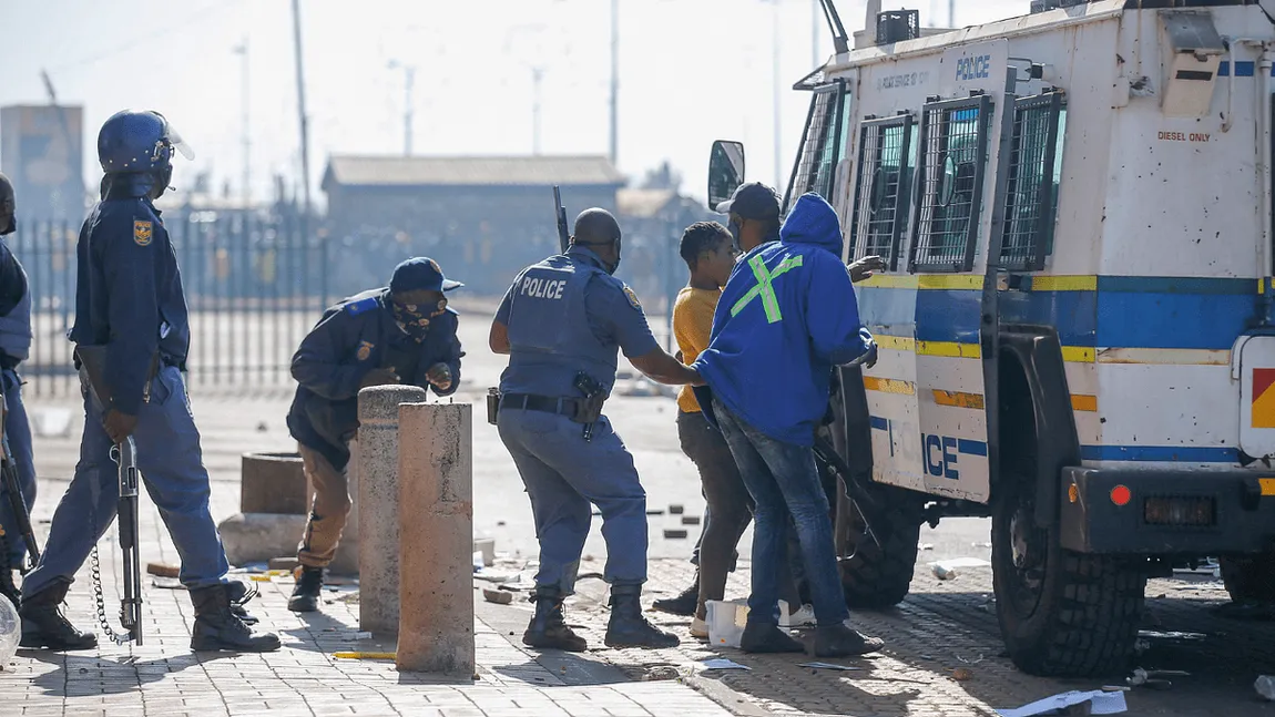 Armata a fost trimisă în ajutorul Poliţiei din două provincii din Africa de Sud, după ce valul de violenţe din ultimele zile s-a intensificat VIDEO