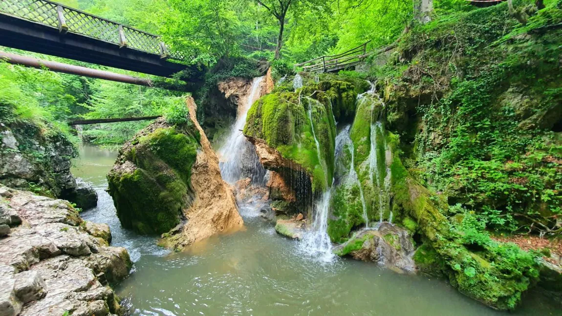 Cascada Bigăr, număr scăzut de turişti. Comercianţii sunt furioşi: 