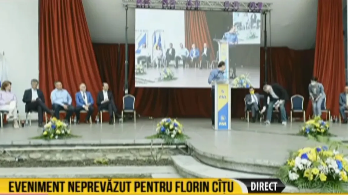 Discursul lui Florin Cîţu la Gorj, întrerupt de o pasăre care era cât pe ce să-i cadă în cap