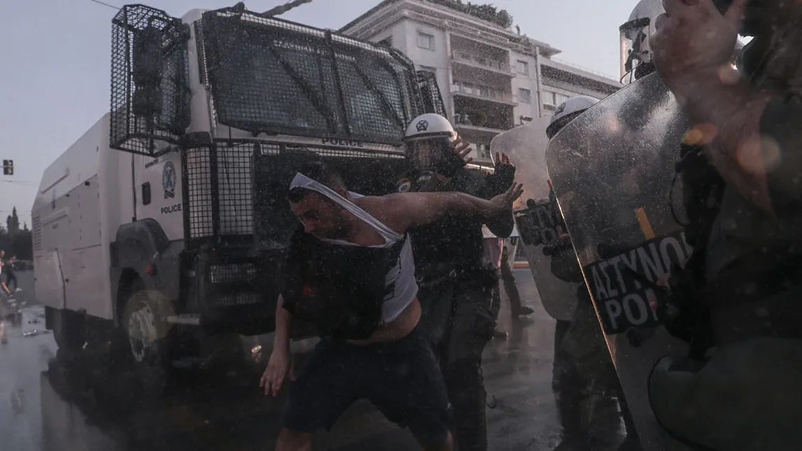 Proteste masive în Grecia, bătaie cu poliţia. Mii de oameni au ieşit în stradă, împotriva vaccinării obligatorii a îngrijitorilor FOTO