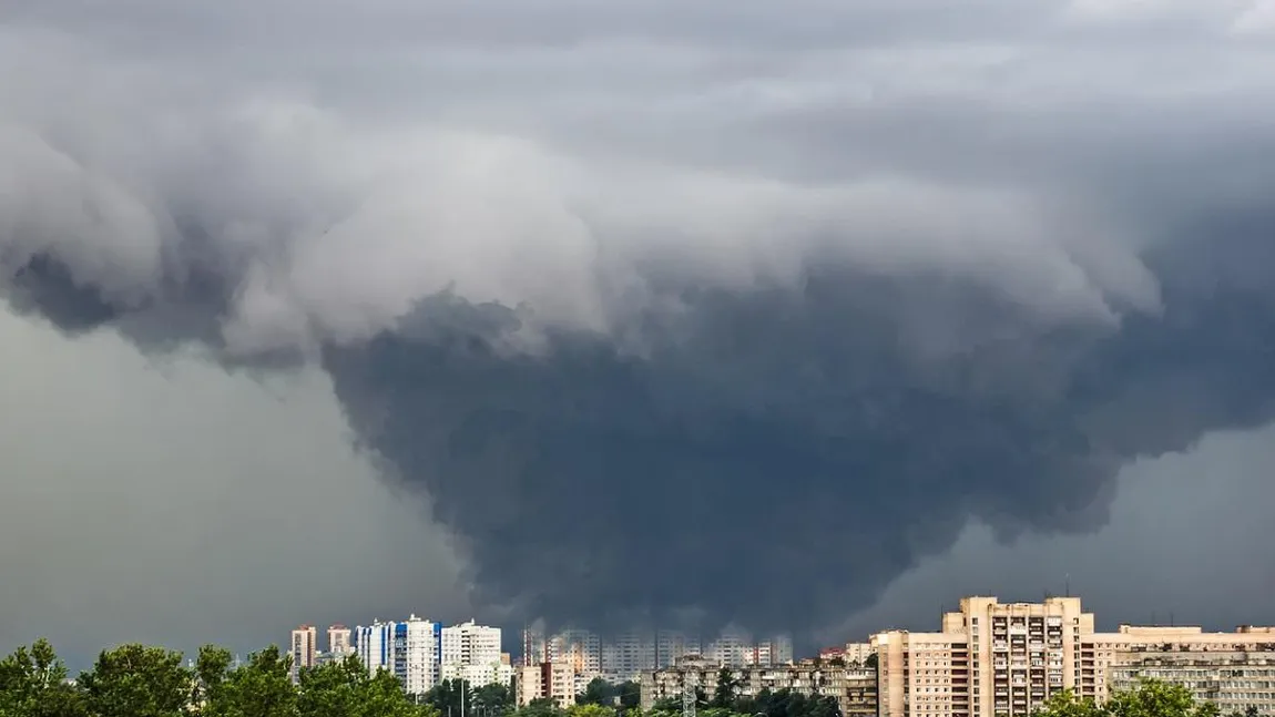 Noi alerte meteo COD GALBEN de ploi şi vijelii, dar și caniculă