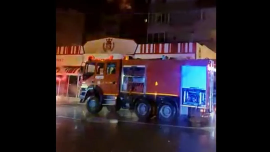 Incendiu în Câmpina după ce un bloc a fost lovit de trăsnet. Zeci de persoane au fost evacuate de urgenţă