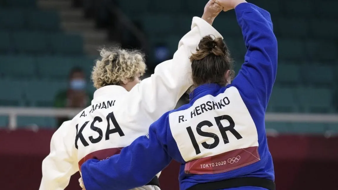 IMAGINI ISTORICE la Olimpiada de la Tokyo. O judoka saudită şi adversara ei din Israel şi-au strâns mâna şi s-au luat în braţe la finalul meciului VIDEO