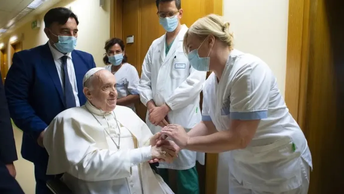 Papa Francisc a fost externat, la 10 zile după operaţia la colon. Imagini cu limuzina Suveranului Pontif, părăsind spitalul VIDEO