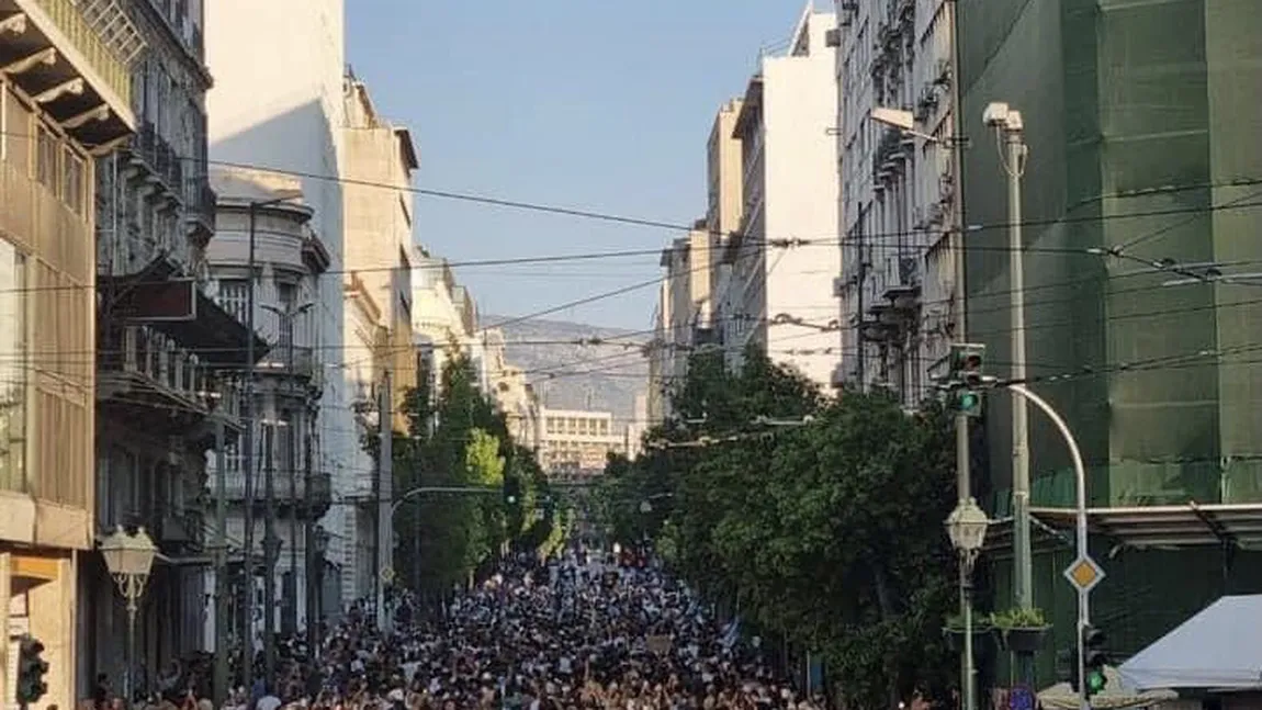 Proteste masive în Grecia, faţă de reintroducerea restricţiilor anti-Covid. Manifestanţii au atacat jurnaliştii şi au cerut demisia guvernului VIDEO