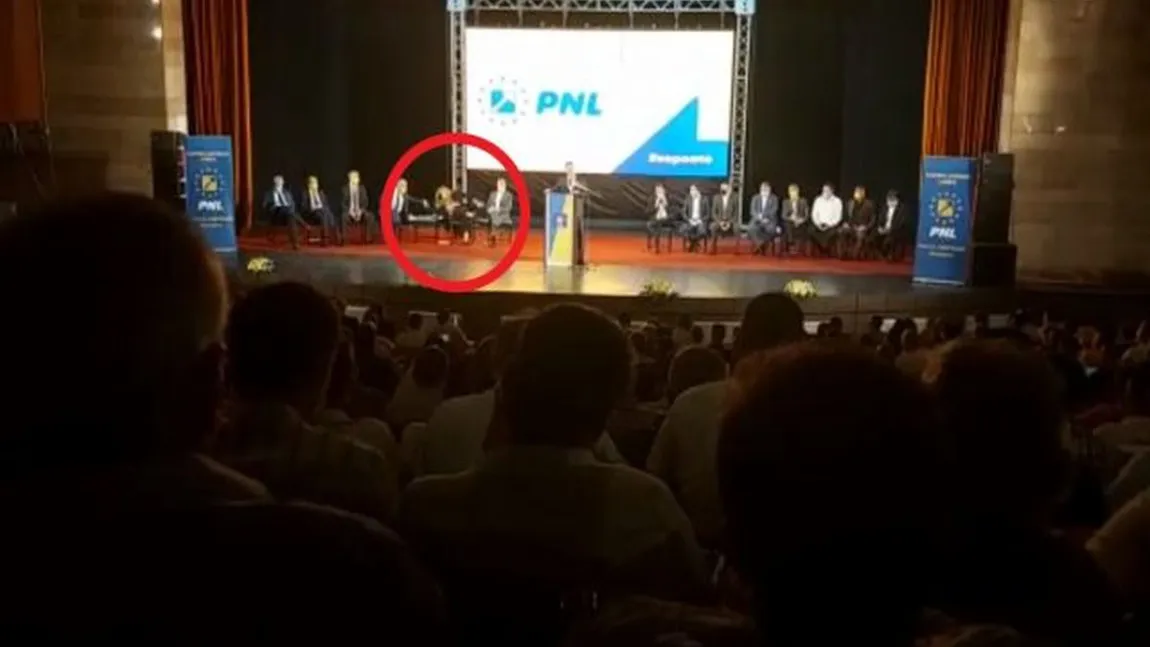 Moment jenant la conferința județeană de alegeri a PNL Prahova. Senatorul Roberta Anastase a căzut de pe scaun! - VIDEO