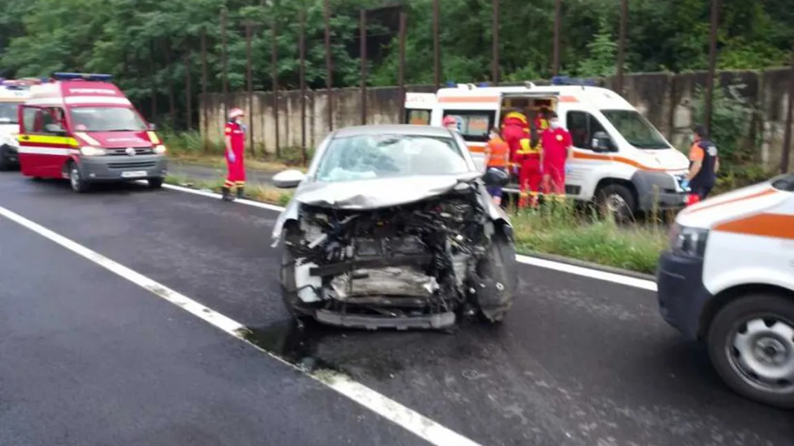 Accident teribil filmat pe Valea Oltului. Două mașini s-au ciocnit frontal violent VIDEO