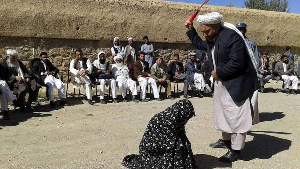 Femeile, primele victime ale legilor barbare pe care talibanii le impun în Afganistan. Nu au voie să apară la balcon sau fereastră, să vorbească tare sau să poarte pantofi cu toc